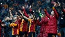 Jogadores de clube turco doam salários para ajudar vítimas do terremoto no país