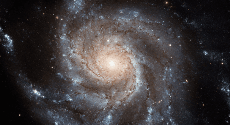 A grande e bela galáxia espiral M101 possui cerca de 170 mil anos luz de diâmetro, quase o dobro da Via Láctea. Também conhecida como a Galáxia Pinwheel, fica dentro dos limites da constelação do norte da Ursa Maior, a cerca de 25 milhões de anos-luz de distância