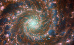 De acordo com a ESA, a 'galáxia-fantasma' está a cerca de 32 milhões de anos-luz de distância da Terra, na constelação de Peixes. Isso, juntamente com o fato de ter braços espirais bem definidos, a torna alvo favorito para os astrônomos que estudam a origem e a estrutura das espirais galácticas