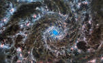 O telescópio espacial James Webb — o maior e mais poderoso telescópio de ciência espacial — registrou novas imagens da galáxia Messier 74, também conhecida como 'galáxia-fantasma', pois é parte de um sistema difícil de ser observado sem equipamentos profissionais. As imagens foram divulgadas pela ESA, a agência espacial europeia, nesta segunda-feira (29)