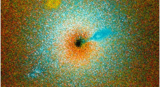  Antes da foto capturada por uma rede de oito telescópios, só havia ilustrações e simulações de buracos negros
