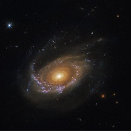 A galáxia medusa JW39 fica a mais de 900 milhões de anos-luz de distância da Terra, e tem sido estudada há dois anos a partir de observações do telescópio Hubble