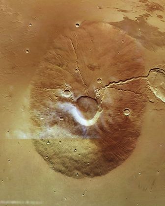 O Ceraunius Tholus é um vulcão marciano com base de 130 km de diâmetro, e um pico de 5,5 km acima das planícies circundantes. No cume, uma grande caldeira com 25 km de diâmetroBombou em TEC! Óculos da Apple vai bem como meme, além de ser 'perfeito para 90% da Turma da Mônica'