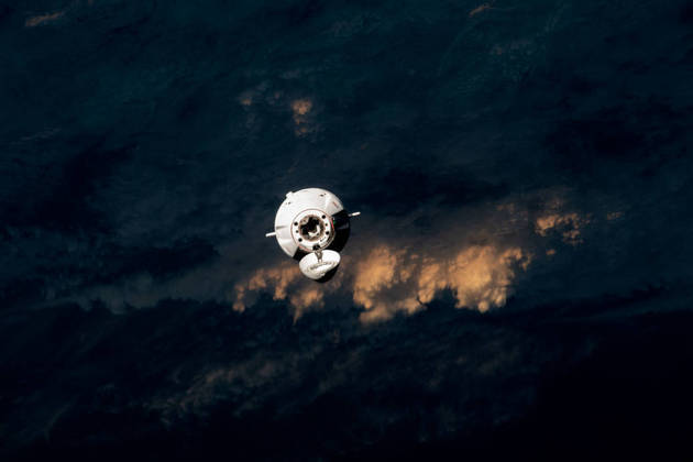 Sob a nave de carga SpaceX CRS-28 Dragon, os últimos raios de um pôr do sol iluminam o topo das nuvens acima do Oceano Pacífico, na costa do JapãoVeja também: Elon Musk é retratado por IA aos beijos com robôs femininos