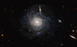 Essa é a galáxia espiral UGC 678 — a cerca de 260 milhões de anos-luz da Terra —, que sediou 'recentemente' uma enorme explosão de supernova. Na imagem, feita pelo telescópio espacial Hubble, é possível ver esses 'braços' espirais sinuosos que se estendem por todo o registro