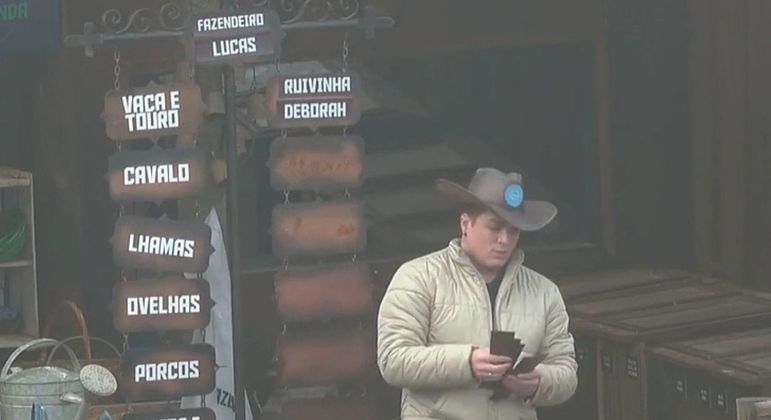 Uma das delegações que mais causaram alvoroço dentro e fora do programa foi do Fazendeiro Lucas! O ator debochou de Ruivinha de Marte na frente dos outros peões e colocou a peoa para cuidar da vaca, animal considerado o mais difícil do reality rural. Ele chegou a perguntar quem a cantora queria como parceiro de tarefa, mas zombou da escolha dela indicando Deborah. Ruivinha ficou muito abalada e a cena repercutiu. Ao cair em sua primeira Roça, Lucas foi eliminado com a até então menor porcentagem da temporada: 15,39% dos votos