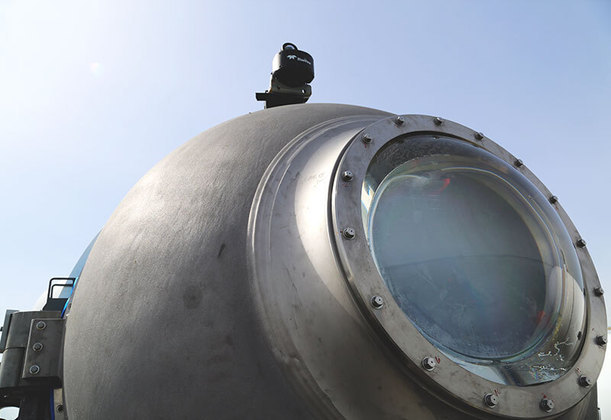 Uma única janelaA embarcação tem apenas um ponto de onde o exterior pode ser observado. A janela, que fica no 'banheiro', é definida pela empresa como 'o melhor lugar do submarino'