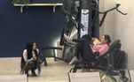 'Língua de chicote'Quando Sandra Melquiades deita na cadeira extensora da academia da Mansão, a gente sabe que vai ter 'língua de chicote' em ação! Depois do barraco com Victoria Macan no programa ao vivo, Sandra confessou para as amigas que não retira nada do que disse para a DJ sobre a formação do casal com Murilo Dias, que dividiu opiniões na casa. 'Se eu sair odiada daqui, vou ficar trancada dentro de casa', declarou a aposentada, que definitivamente não tem papas na língua!