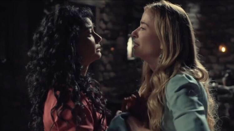 Confronto de Naamá e Abisague em Reis — A Consequência, por Barbara FrançaNaamá (Ingrid Conte) se decepcionou quando descobriu que Davi (Petrônio Gontijo) entregaria Abisague como esposa a Salomão (Guilherme Dellorto) na oitava temporada, A Consequência. A amonita pediu para a amiga se afastar do rapaz, mas ficou furiosa após a israelita confessar que estava apaixonada por ele. Barbara França relembrou o momento: 'Foi uma cena superdifícil e complexa. Demoramos cerca de duas horas para gravar porque exigia que estivéssemos completamente concentradas. Antes, até fizemos vários exercícios de atuação. Foi uma sequência que gostei muito, não só pelo resultado no ar, mas, principalmente, pelo processo de parceria e apoio que eu e a Ingrid Conte tivemos'. 