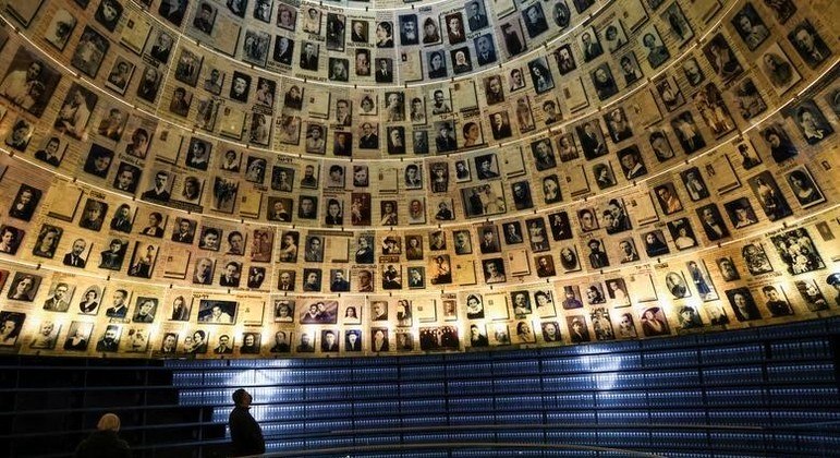 Galeria de fotos em memória às vítimas do holocausto