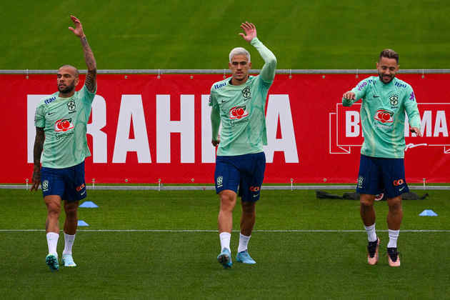 GALERIA: Daniel Alves, Pedro e Everton Ribeiro no primeiro treino da Seleção Brasileira para a Copa do Mundo