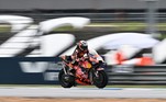 O piloto português da Red Bull KTM Factory Racing, Miguel Oliveira, pilota sua moto durante o Grande Prêmio da Tailândia de MotoGP no Circuito Internacional de Buriram, em Buriram, em 2 de outubro