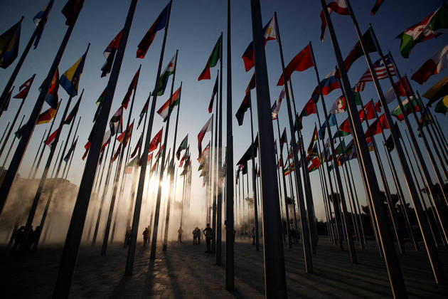 Catar monta espaço com bandeiras de todos os países participantes da Copa do Mundo, em 5 de outubro. Local é chamado de Flag Plaza e é aberto ao público