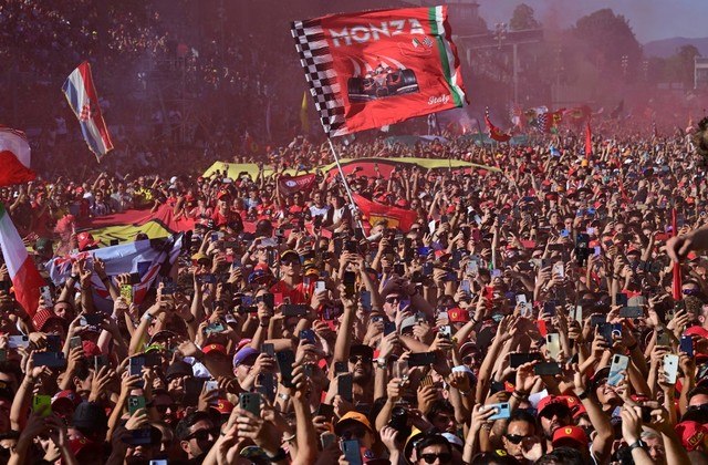 Fãs se reúnem e tiram fotos durante o pódio após o Grande Prêmio da Itália de Fórmula 1, no circuito Autódromo Nazionale, em Monza, em 11 de setembro