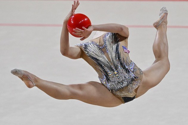 A norte-americana Evita Griskenas compete na rodada de qualificação individual geral durante o 39º Campeonato Mundial de Ginástica Rítmica da FIG, na Arena Armeets, em Sofia (sala Arena Armeec), em 14 de setembro