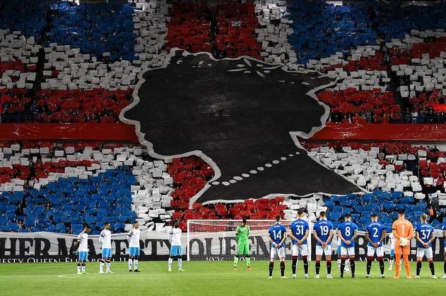 Jogadores de Rangers e Napoli fazem um minuto de silêncio para homenagear a morte da rainha britânica Elizabeth II antes da partida de futebol do Grupo A da Liga dos Campeões no estádio Ibrox, em Glasgow, em 14 de setembro