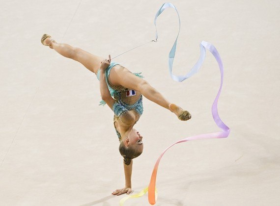 A francesa Helene Karbanov compete na rodada individual de qualificação da fita durante o 39º Campeonato Mundial de Ginástica Rítmica da FIG, na Arena Armeets, em Sofia (sala Arena Armeec), em 15 de setembro