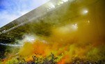 Torcedores do Borussia Dortmund acendem sinalizadores e bombas de fumaça no início do clássico com o Schalke 04, em Dortmund, oeste da Alemanha, em 17 de setembro