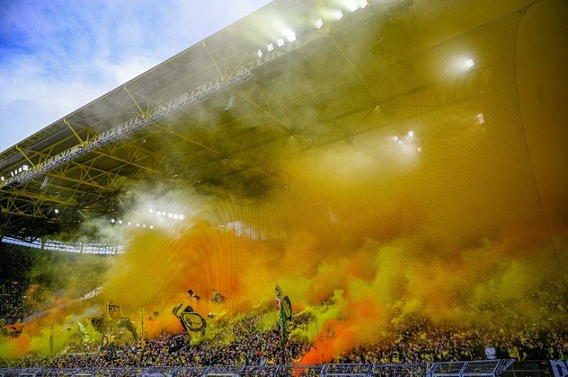 Torcedores do Borussia Dortmund acendem sinalizadores e bombas de fumaça no início do clássico com o Schalke 04, em Dortmund, oeste da Alemanha, em 17 de setembro