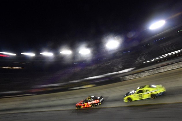 Justin Allgaier, piloto do #7 BRANDT Chevrolet, e Brandon Jones, piloto do #19 Menards/Jeld-Wen Toyota, correm durante a NASCAR Xfinity Series Food City 300 em Bristol Motor Speedway em 16 de setembro, em Bristol, Tennessee