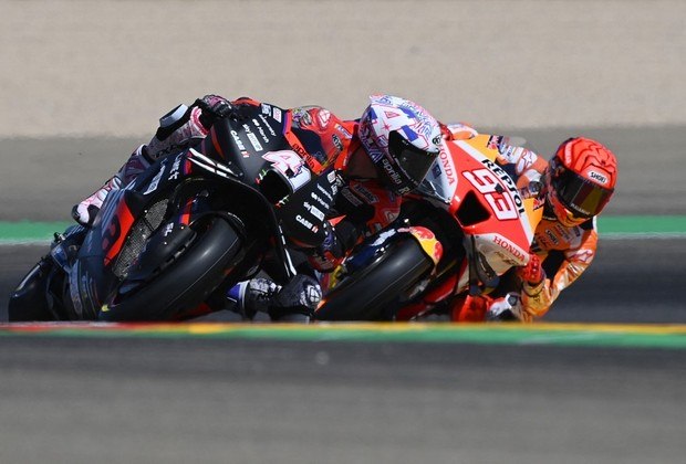 O piloto espanhol da Aprilia Aleix Espargaró corre à frente do compatriota Marc Marquez, da Honda, durante a quarta sessão de treinos livres de MotoGP antes do Grande Prémio de Moto de Aragão no circuito Motorland, em Alcaniz, no dia 17 de setembro