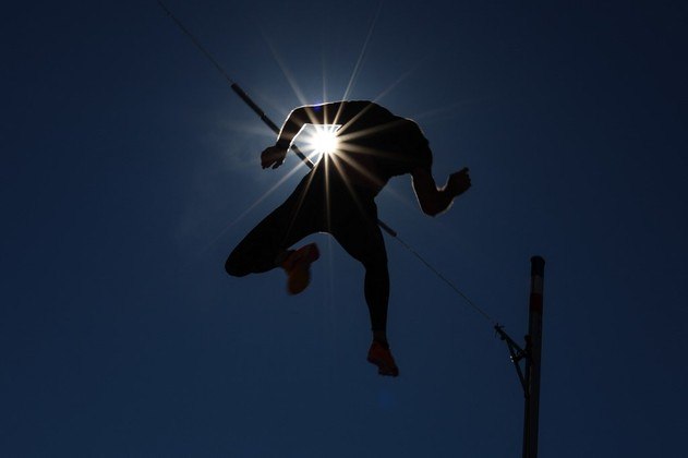 O francês Renaud Lavillenie treina antes de competir no salto com vara masculino no 
