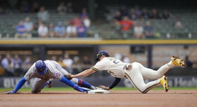 Brandon Nimmo #9 do New York Mets rouba a segunda base contra Willy Adames #27 do Milwaukee Brewers na primeira entrada durante um jogo no American Family Field em 21 de setembro, em Milwaukee, Wisconsin