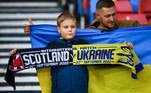 Torcedores da Ucrânia chegam antes da partida de futebol do Grupo 1 da Liga das Nações da UEFA no estádio Hampden Park, em Glasgow, em 21 de setembro