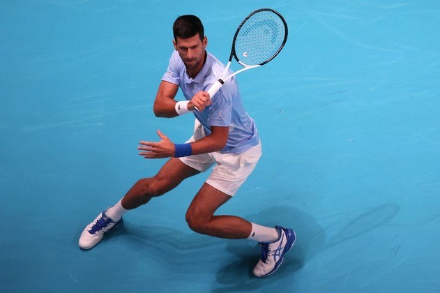 Novak Djokovic, da Sérvia, devolve a bola para Pablo Andujar, da Espanha, durante a partida de tênis individual masculino no Tel Aviv Watergen Open 2022, na cidade costeira mediterrânea de Tel Aviv, em Israel, em 29 de setembro