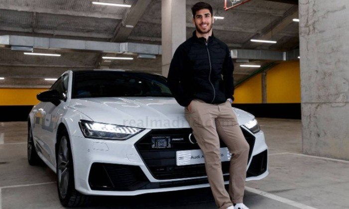 GALERIA: Elenco do Real Madrid recebe carros de luxo de presente