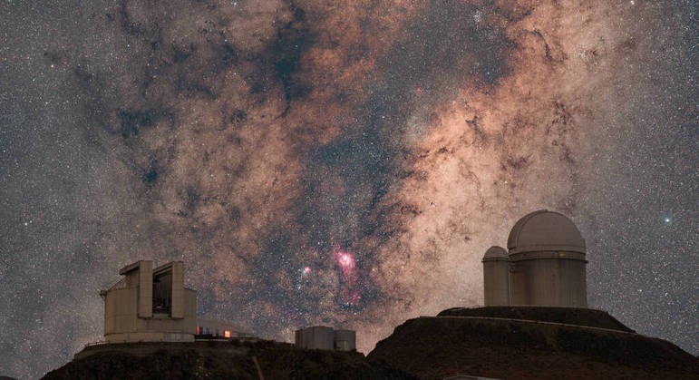O centro da Via Láctea ficou alinhado com o Observatório La Silla, no topo de uma montanha chilena. A proeminente emissão de hidrogênio avermelhado da Nebulosa da Lagoa marca o centro de nossa galáxiaVALE SEU CLIQUE: Laboratório revela tecnologia para cultivar plantas em Marte e em qualquer clima da Terra