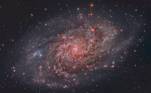 A galáxia M33, também conhecida como Galáxia do Triângulo. A imagem revela nuvens avermelhadas de hidrogênio ionizado, onde nascem estrelas massivas, que possuem vida curta, mas intensaNão saia daí! Cosméticos usados há 2.000 anos são desenterrados por arqueólogos