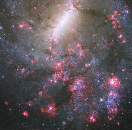 NGC 5068 é uma galáxia espiral com milhares de regiões de formação estelar e abundância de poeira interestelar. Ela está a cerca de 20 milhões de anos-luz de distância, e os astrônomos estimam que a galáxia tenha 45 mil anos-luz de diâmetro