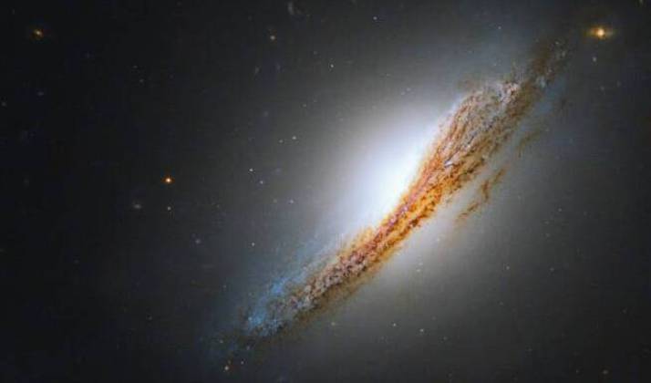 Na foto acima, a galáxia NGC 612. Um fato sobre este corpo celeste é que o centro dele é cerca de cem vezes mais brilhante do que a luz das estrelas que o compõe. Além disso, 612 não apresenta os 'tentáculos' que a Via Láctea, por exemplo, possui. Isso ocorre por ela ser uma galáxia lenticular: com estrelas muito mais velhas e com um número bem reduzido de nascimento de novas