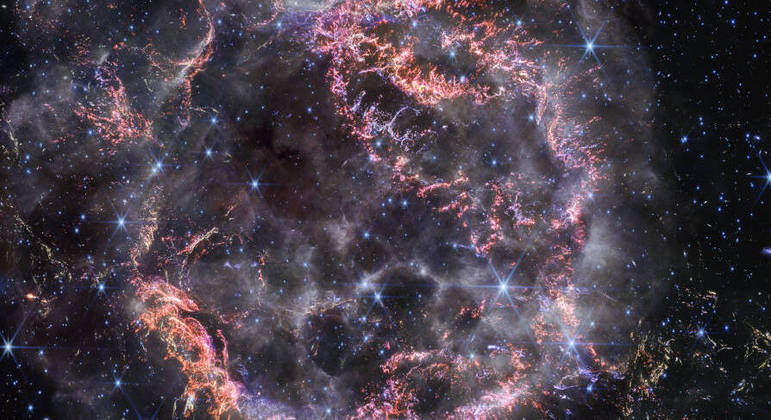 A nuvem de detritos em expansão conhecida como Cassiopeia A foi formada após uma estrela morrer em uma explosão gigantesca, conhecida como supernova. Essa, em específico, foi vista pela primeira vez há 350 anos, mas sua luz demorou cerca de 11 mil anos para chegar à TerraCONTINUE POR AQUI: Imagens inacreditáveis: concurso revela melhores fotos de aurora boreal do ano