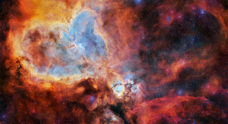 A Nebulosa do Coração, catalogada pelos cientistas como IC 1805, recebe esse nome por ter um formato parecido com o de um coração humano, além de ser avermelhada como sangue. Localizada a cerca de 7.500 anos-luz de distância, compartilha a vizinhança com a Nebulosa Cabeça de Peixe