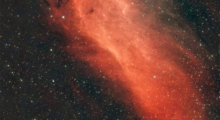 A Nebulosa da Califórnia possui cerca de 100 anos-luz de comprimento e tem essa cor por conta da abundância de átomos de hidrogênio