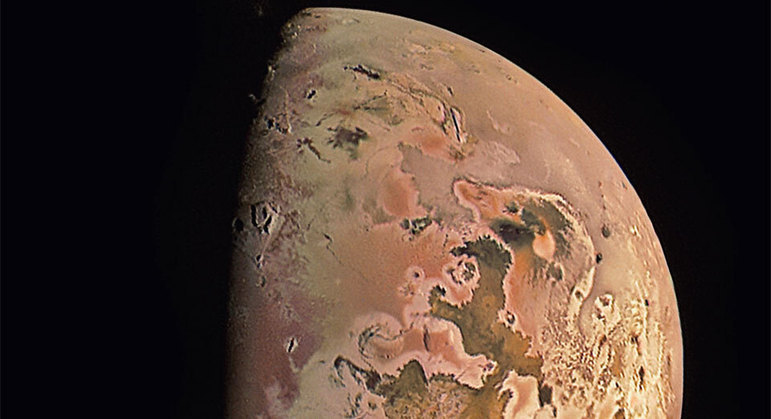 Um dos satélites naturais mais observados pelos cientistas é a lua de Júpiter, Io. Isso ocorre pelo fato de ela ter um tamanho próximo ao da Terra, conter vulcões e elementos químicos congelados, além de ser considerada uma possível futura casa para os seres humanos