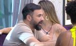 Eu nunca… untei uma forma!Bruno Tálamo foi cutucado por Faby Monarca sobre não saber varrer a casa, nem untar uma forma, e foi quando o jornalista perguntou: 'O que é untar?'. As Conquisteiras ficaram chocadas e aproveitaram para explicar como se faz. 'Cultura, estou aprendendo aqui', brincou Tálamo, e completou: 'Sou prego para assuntos domésticos.'