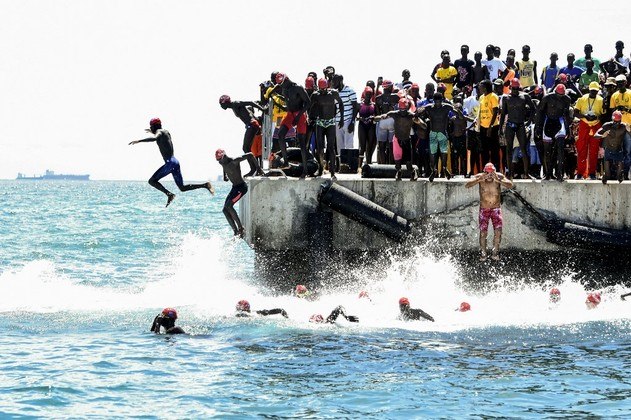 Os competidores iniciam o circuito A da corrida de natação de Dakar, cidade no Senegal a Goree, ilha próxima da capital senegalesa, em 25 de setembro