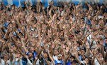Torcedores do Olympique de Marselha se reúnem nas arquibancadas para o início da partida de futebol do Grupo D da Liga dos Campeões contra o Eintracht Frankfurt, no Stade Velodrome, em Marselha, sul da França, em 13 de setembro