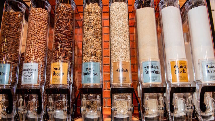 Já no dispensador de grãos, os chefs vão encontrar diversos tipos de amendoim, nozes, aveia e muito mais