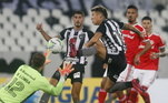 No jogo que fez Gatito Fernández chutar a cabine do árbitro de vídeo, o Botafogo se viu prejudicado em um lance polêmico. O alvinegro carioca teve um gol anulado, após o VAR constatar falta na origem da jogada. Não cabe nas competências do VAR analisar lances daquela natureza, interpretativos, em que, na teoria, deve prevalecer a decisão do árbitro em campo