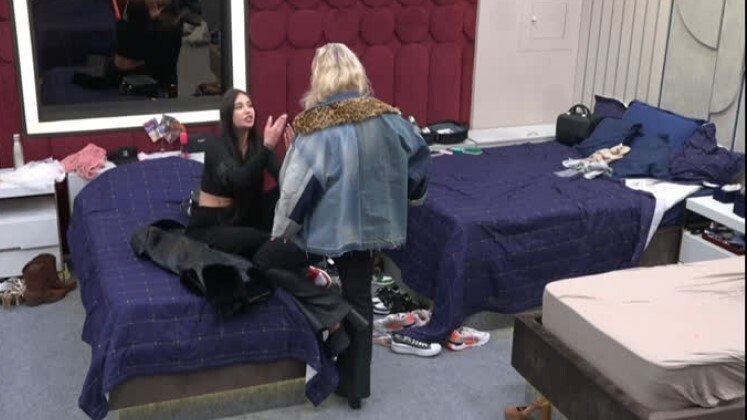 Após a dinâmica de domingo (18), Victoria decidiu tirar satisfações com Ana Paula sobre algumas situações antigas entre as duas na primeira semana de Mansão, e a ex-paquita chegou a dizer que a DJ tem um jogo 