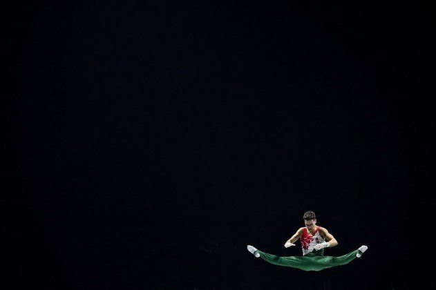 Krisztofer Meszaros, da Hungria, compete durante o evento de qualificação da Barra Horizontal Masculina durante o Campeonato Mundial de Ginástica em Liverpool, norte da Inglaterra, em 31 de outubro