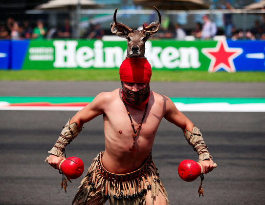 Artista faz performance antes da corrida, no GP de Fórmula 1, no México, em 30 de outubro