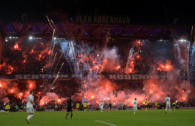 Torcedores do FC Copenhague soltam sinalizadores na arquibancada durante a partida, na Dinamarca, em 2 de novembro