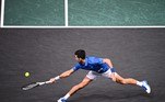 Novak Djokovic, da Sérvia, devolve a bola durante a partida de tênis das semifinais masculinas entre Novak Djokovic, da Sérvia, e Stefanos Tsitsipas, da Grécia, no dia 6 do ATP World Tour Masters 1000 - Paris Masters (Paris Bercy) - torneio de tênis indoor na AccorHotels Arena, em Paris, em 5 de novembro