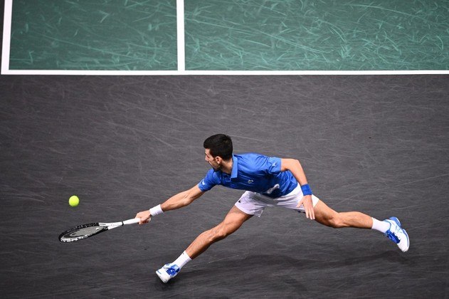 Novak Djokovic, da Sérvia, devolve a bola durante a partida de tênis das semifinais masculinas entre Novak Djokovic, da Sérvia, e Stefanos Tsitsipas, da Grécia, no dia 6 do ATP World Tour Masters 1000 - Paris Masters (Paris Bercy) - torneio de tênis indoor na AccorHotels Arena, em Paris, em 5 de novembro