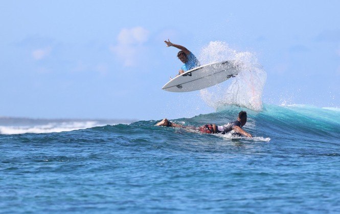 O competidor Atilyo Gonzalves participa da competição de surf Open Surf de La Reunion em Saint-Leu, na ilha ultramarina francesa de La Reunion, em 9 de novembro